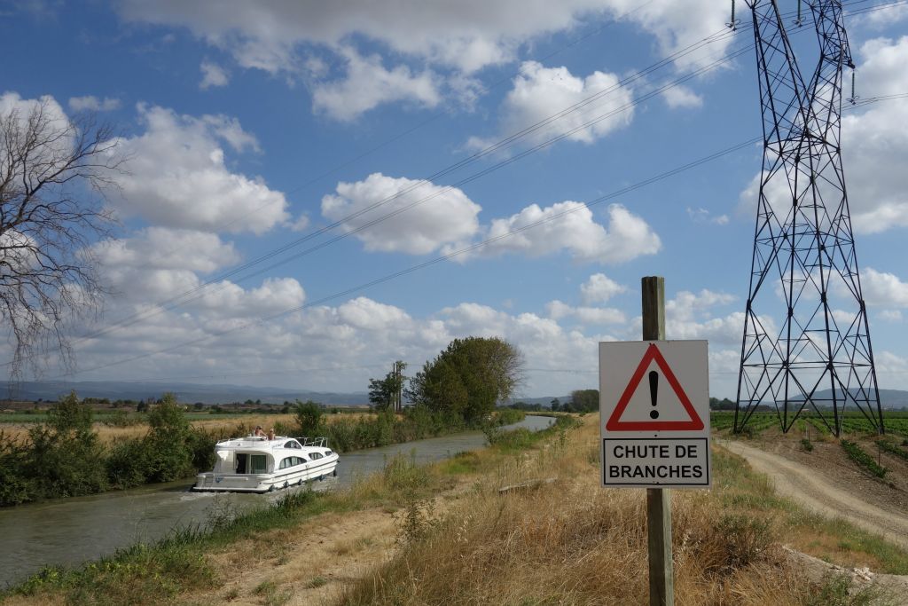 Le poteau a mieux résisté que les arbres et leurs branches...